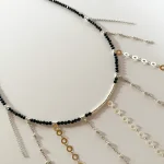 Collar artesanal con cadenas colgantes y spinel negro
