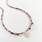 Joya hecha a mano con mandala y granates de distintos tonos