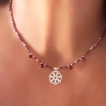 Collar energético con granate natural y mandala plateado