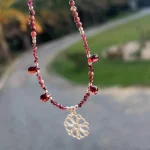 Collar de plata 950 con piedras de granate y diseño mandala