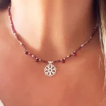 Collar hecho a mano con mandala de plata y granates rojos