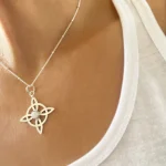 Colgante nudo de bruja con piedra luna