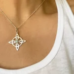 Amuleto nudo de bruja en plata con amatista