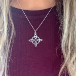 Collar con piedra amatista y diseño simbólico