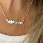 Colgante simbólico de plata con diseño natural