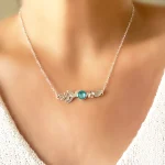Collar delicado hecho a mano con colibrí y cristal azul