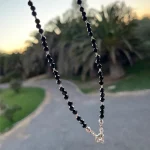 Collar hecho a mano con piedras de turmalina negra