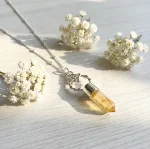Joyería artesanal con cuarzo o citrino y detalles celestes