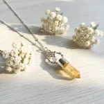 Joyería artesanal con cuarzo o citrino y detalles celestes