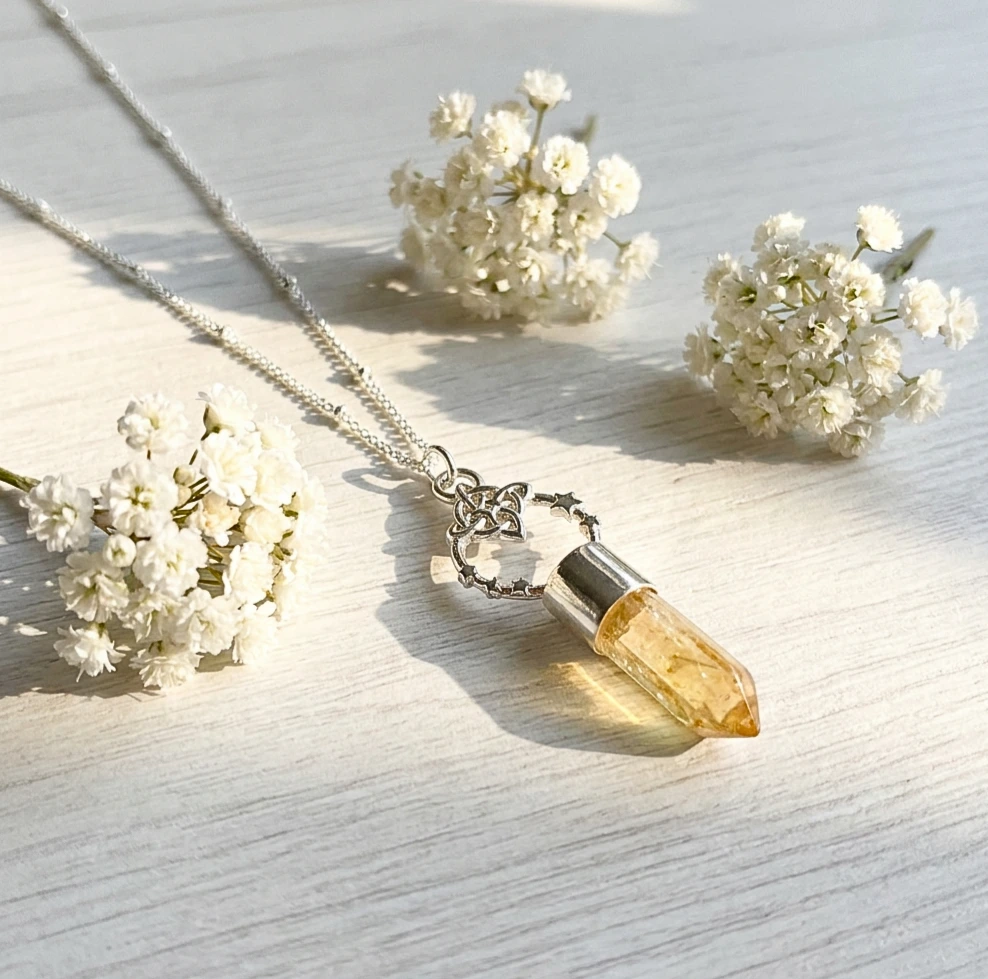 Joyería artesanal con cuarzo o citrino y detalles celestes