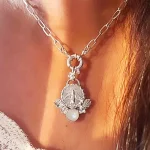 Collar protector con figura del Espíritu Santo