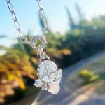 Colgante ligero de plata con símbolo del Espíritu Santo