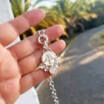 Collar de plata con diseño intervenido del Espíritu Santo