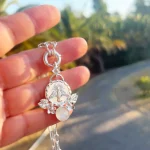Medalla artesanal de Espíritu Santo con piedra natural