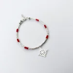 Joyería artesanal con coral rojo y nudo de bruja