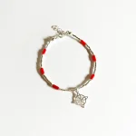 Pulsera hecha a mano con mostacillas de plata y coral
