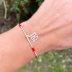 Pulsera elegante con nudo de bruja y energía marina