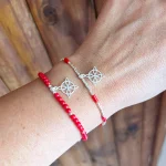 Accesorio artesanal con coral y detalles en plata