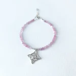 Pulsera elegante con piedra natural y símbolo de protección