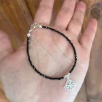 Pulsera con cuentas de spinel negro y cierre de plata
