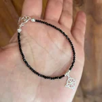 Amuleto energético con nudo de bruja calado y spinel natural