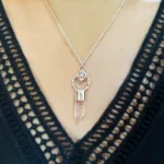 Punta de cuarzo cristal con nudo de bruja hecho a mano