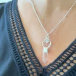 Colgante de plata con nudo de bruja y cuarzo transparente