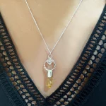 Joya artesanal con nudo celta y piedra natural en punta