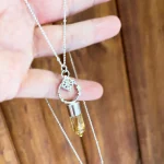 Colgante artesanal con citrino natural y estrellas en plata
