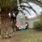 Medalla de San Benito con flores y hojas caladas