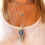 Amuleto espiritual con amazonita azul y labradorita brillante