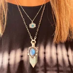 Colgante artesanal con piedras energéticas y detalles en plata