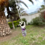 Amuleto de plata 950 con diseño de colibrí y piedras naturales