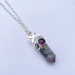 Colgante artesanal con colibrí, flor y piedras energéticas