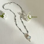 collar femenino con libélula y piedras naturales