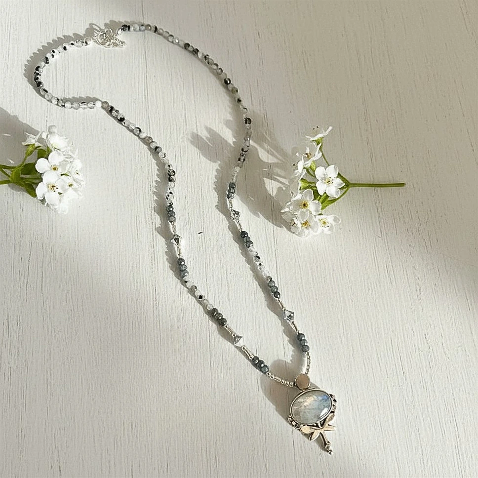 Amuleto de Luz y Transformación collar femenino con libélula y piedras naturales