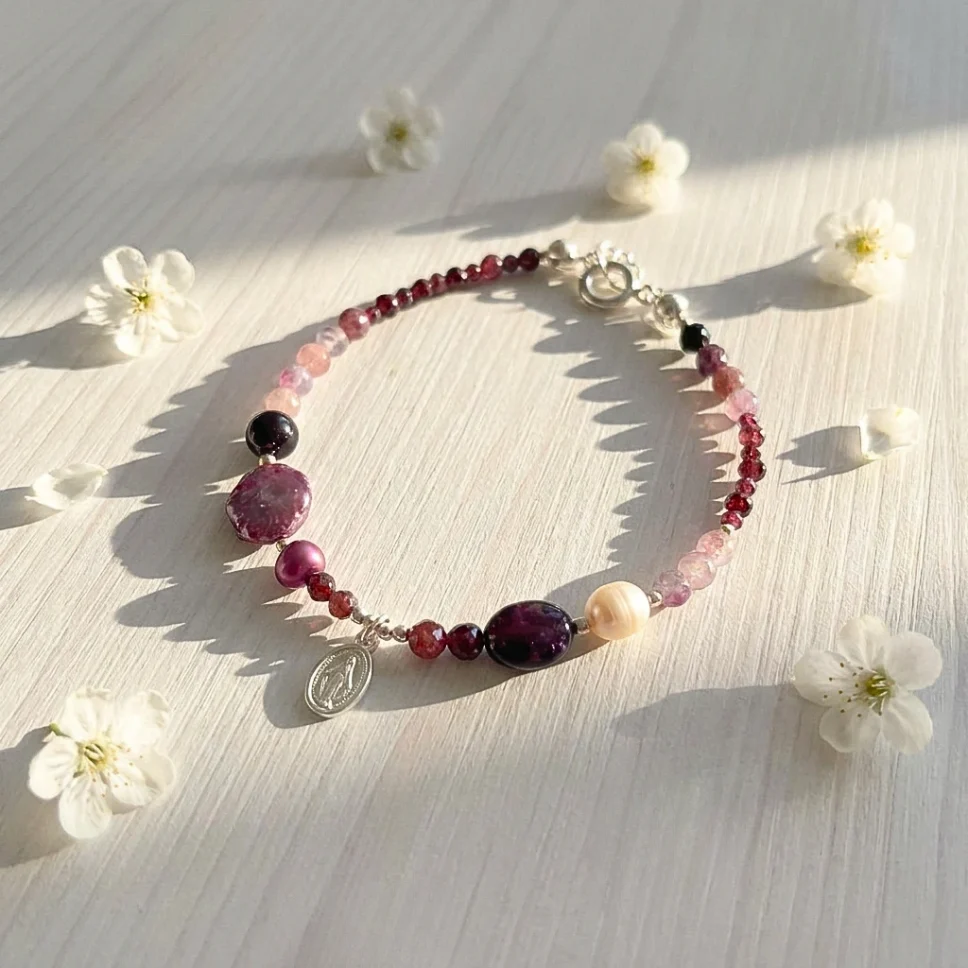 Pulsera Virgen de los Rayos con granate y turmalina