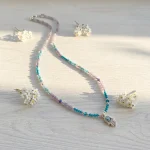 collar con cristales swarovski y piedras naturales