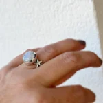 anillo hecho a mano con piedra luna