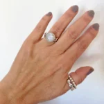 anillo artesanal marino con piedra luna