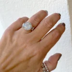 anillo de plata con piedra luna natural