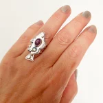 anillo simbolico pez amatista engastada