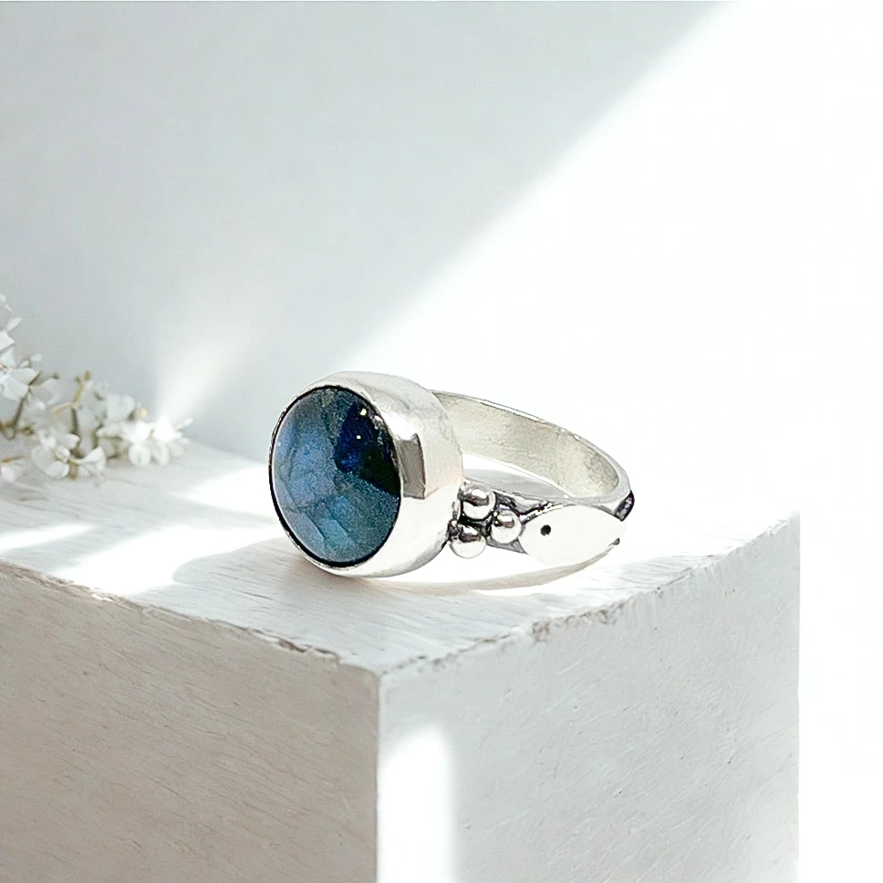 anillo artesanal con piedra natural labradorita