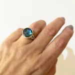 anillo con labradorita y detalles en plata