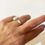 anillo hecho a mano con diseño de pez