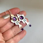 aros ligeros pez con piedras naturales