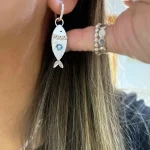 pendientes de plata estilo pez con textura