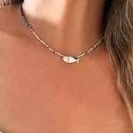 joya artesanal con pez y piedras naturales