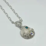 joya artesanal con conchita y cristales swarovski