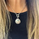 colgante con concha de mar en plata 950